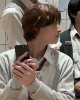 qlfxyu2's tweet photo. 1枚目はかっこいいポーズをする亮翔くん
2枚目は横顔が綺麗すぎる亮翔くん
3枚目は光咲くんに寄りかかってる亮翔くん
#四坂亮翔 #陽キャ集団 https://t.co/Zf1PZyQ7qG