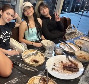 ashraveyn's tweet photo. sorry for the crop but they are so cuteeee <3

#PAL | @ashsarmientoo https://t.co/0m0rO0lxss