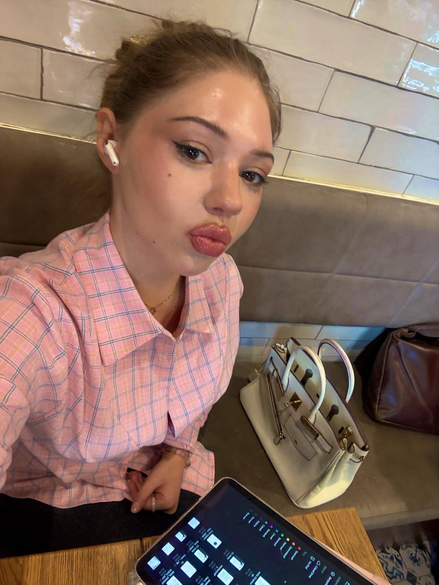 afinagoddess_'s tweet photo. Isn’t it crazy how much you can get away with in life just by being pretty? https://t.co/zLbiLoFeWg