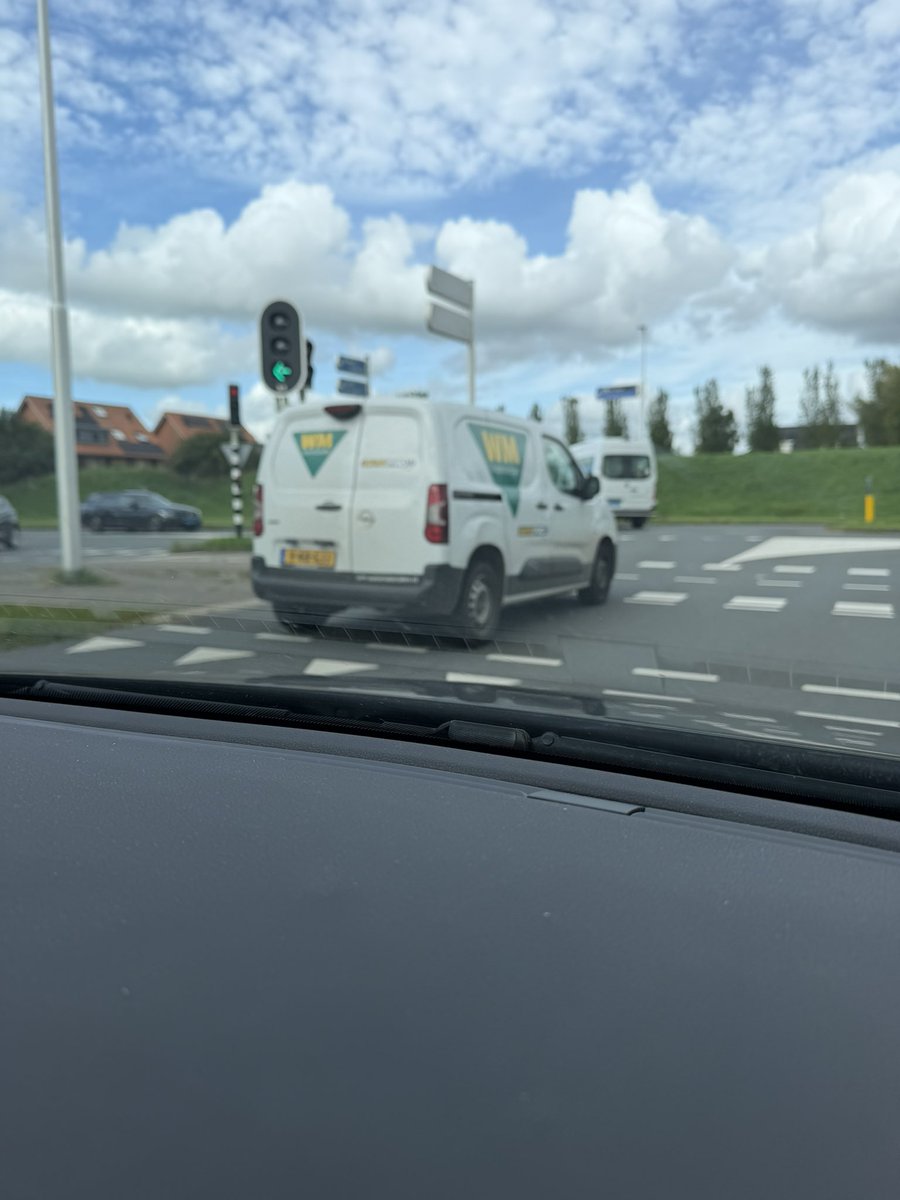 Frank_v_Schaik's tweet photo. In De Meern (Utrecht) door deze auto van @wmlochem met mijn leerling in een lesauto afgesneden. Kwam daarvoor al veel te hard uit de wijk Veldhuizen gereden en ging vervolgens op rotonde vanuit de verkeerde rijstrook naar rechts. Goede reclame voor het bedrijf! #asociaal https://t.co/T0Pur9Z1io