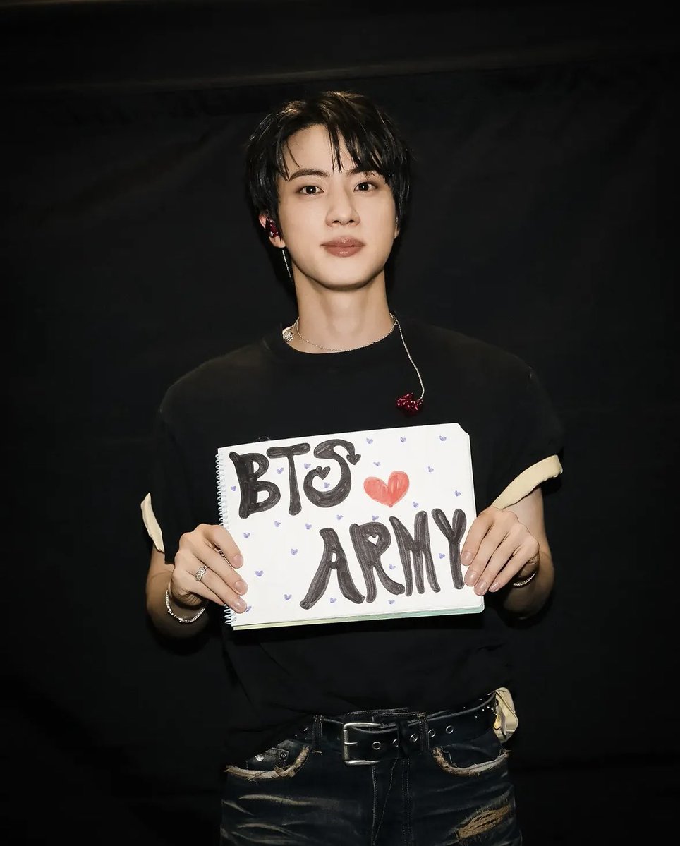 dearmoon_jin's tweet photo. 김석진은 실물 > 영상 > 사진 이라는 증거 제출합니다 https://t.co/Og22aBsblX