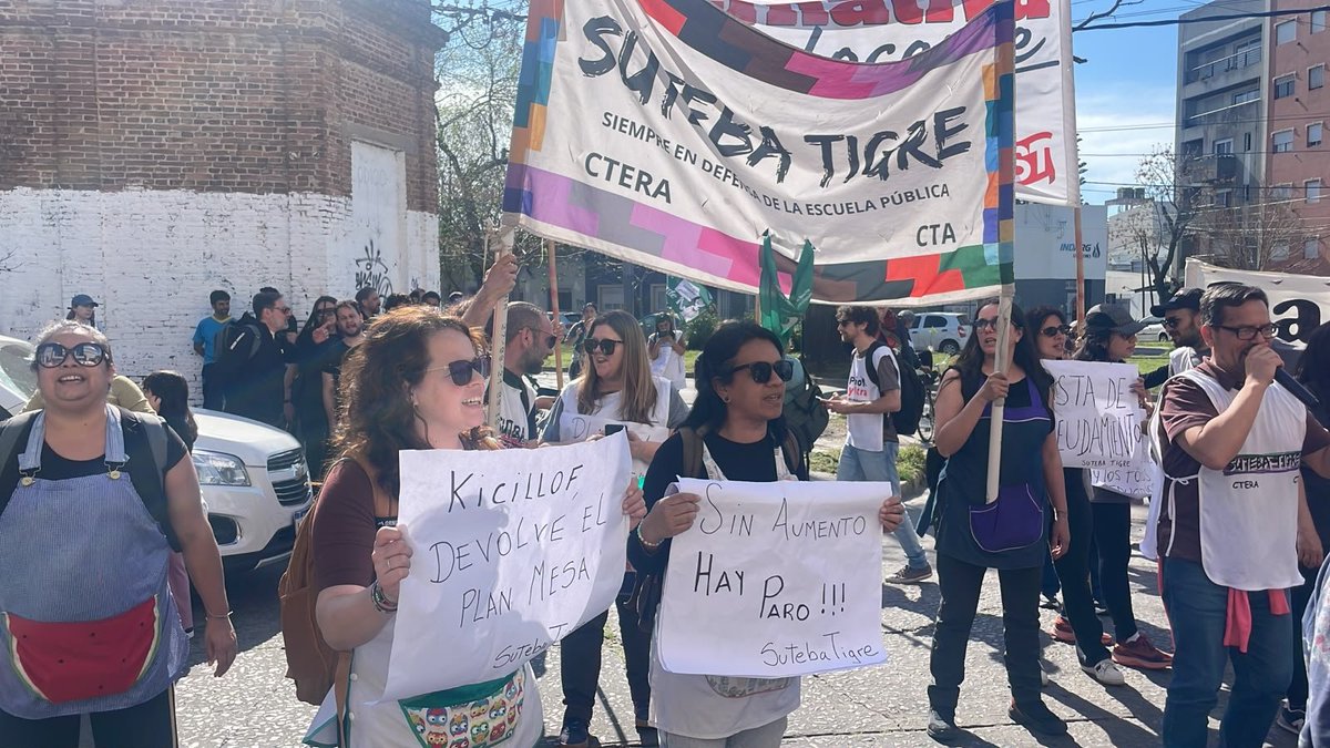 NathiGonzalezS's tweet photo. Hoy protagonizamos un #parodocente masivo en toda la provincia. No se aguanta más con salarios de pobreza, docentes pluriempleadas y endeudadas que sostenemos las escuelas sin presupuesto y familias que tienen bronca por sus vidas precarias. 
Kicillof responde con paritaria cero y nos descuenta los paros. Hoy decimos basta! Vamos por organizar la bronca e imponer un plan de lucha!!