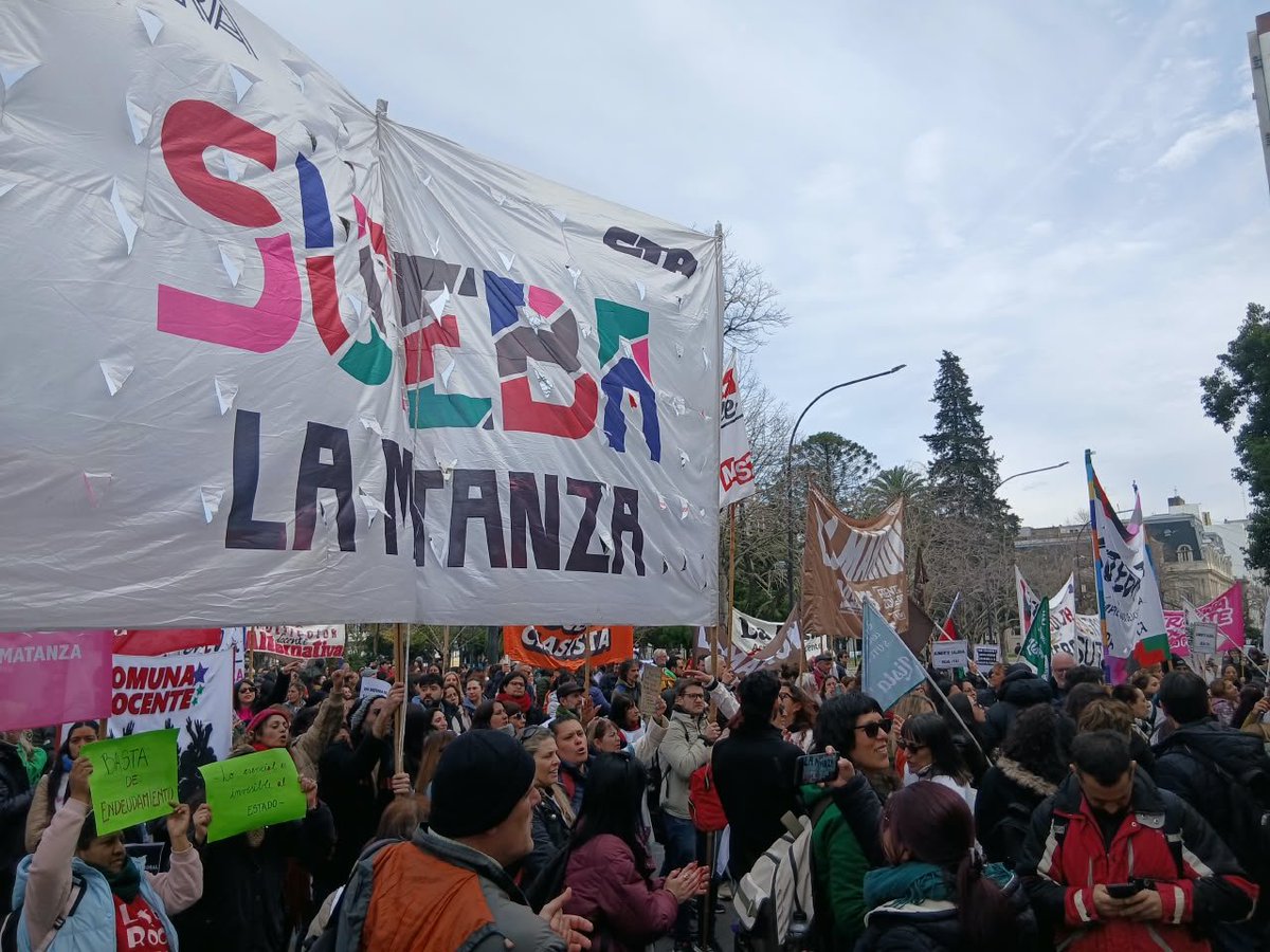 NathiGonzalezS's tweet photo. Hoy protagonizamos un #parodocente masivo en toda la provincia. No se aguanta más con salarios de pobreza, docentes pluriempleadas y endeudadas que sostenemos las escuelas sin presupuesto y familias que tienen bronca por sus vidas precarias. 
Kicillof responde con paritaria cero y nos descuenta los paros. Hoy decimos basta! Vamos por organizar la bronca e imponer un plan de lucha!!