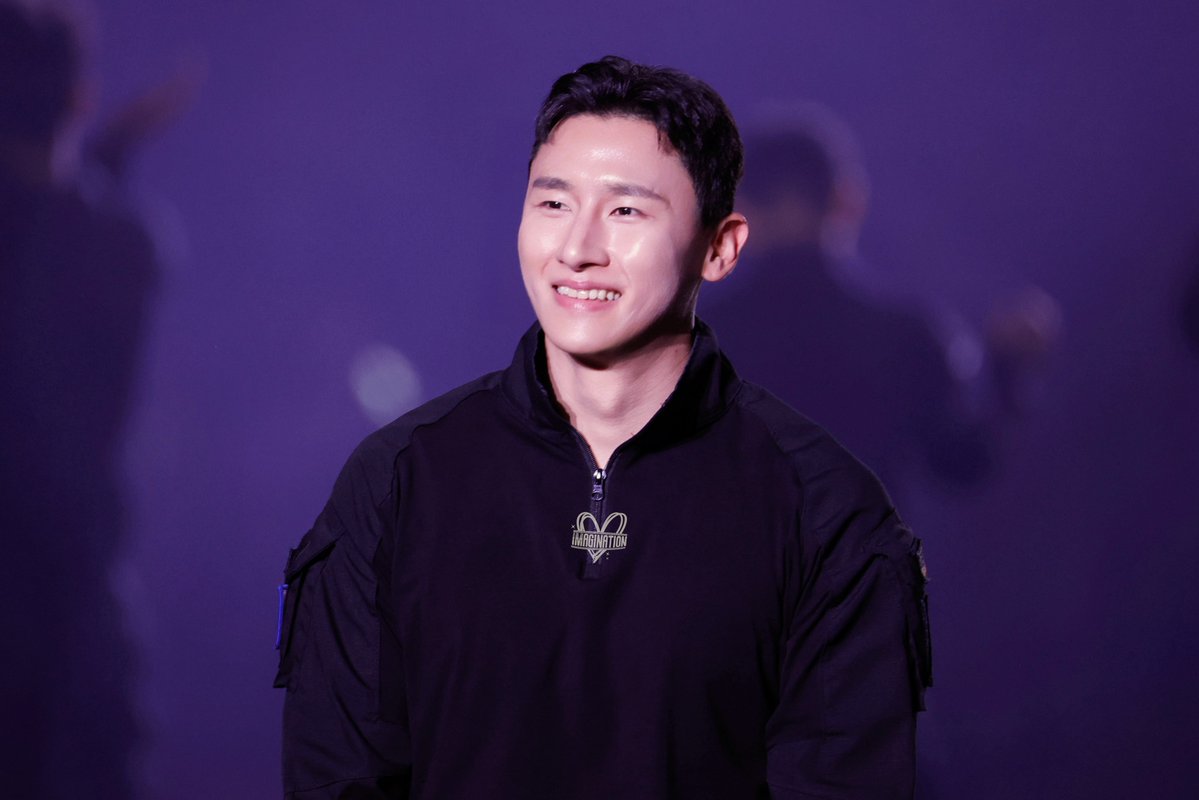 saambakja's tweet photo. changkyun looks so 30 years old here. you know that shift where someone really looks a little less youthful and more mature after military? i totally see that in him already and it suits him well. he looks healthy and so so handsome https://t.co/J6LX0btQX6