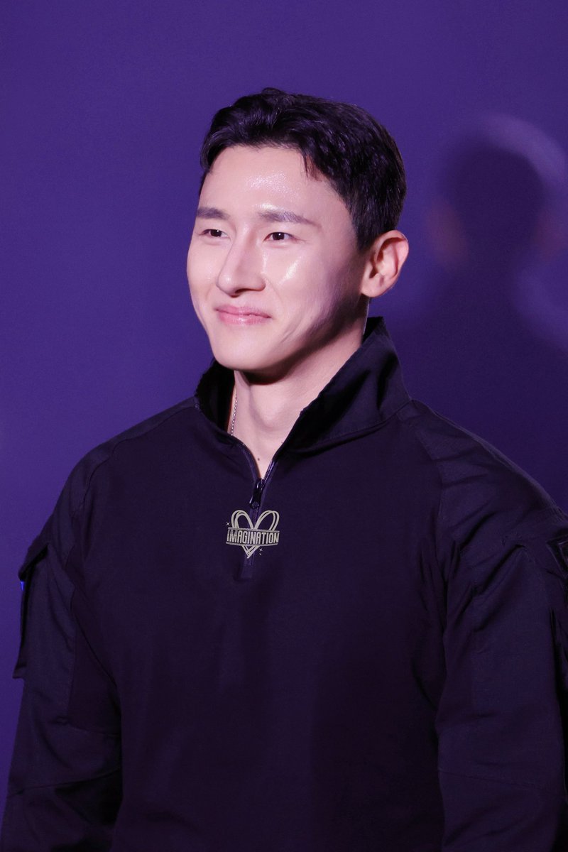 saambakja's tweet photo. changkyun looks so 30 years old here. you know that shift where someone really looks a little less youthful and more mature after military? i totally see that in him already and it suits him well. he looks healthy and so so handsome https://t.co/J6LX0btQX6