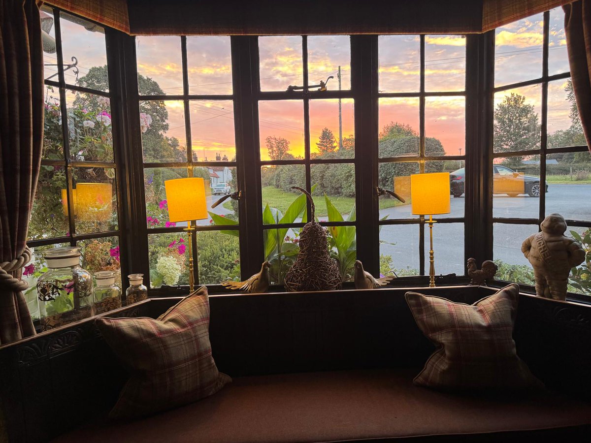 pipeandglass's tweet photo. South Dalton Sunday sunrise ☀️

A warm welcome awaits from 12 noon.

#pipeandglass #southdalton #sunday #sunrise #sundaylunch #michelinstar https://t.co/RjZBHJanyy