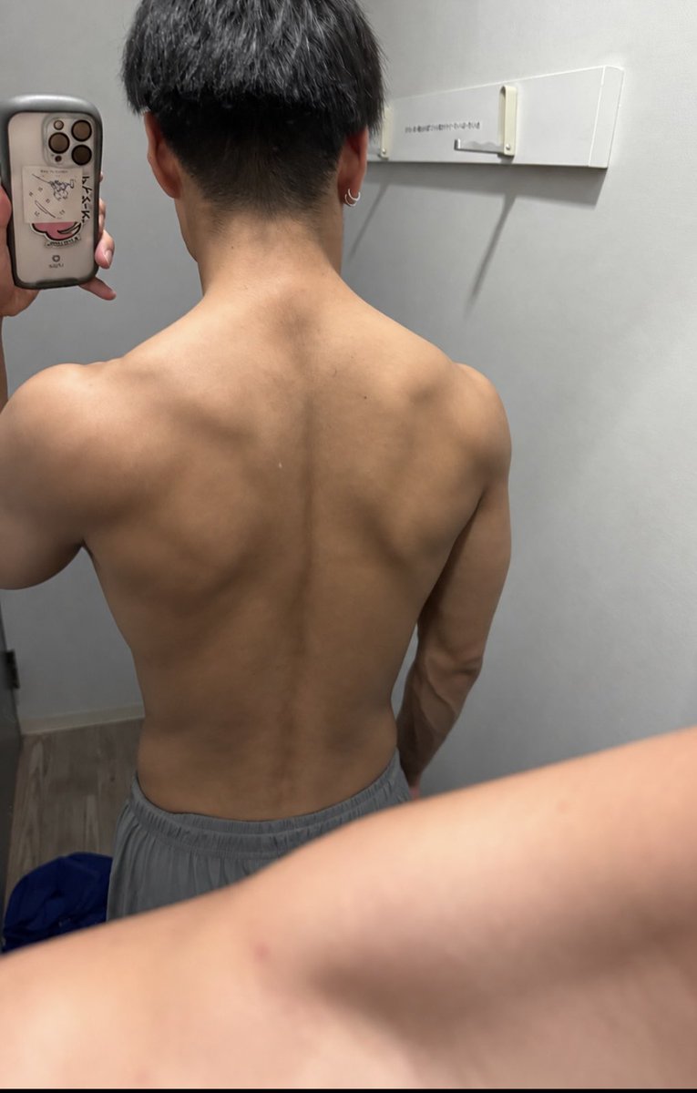 Kids_toranosuke's tweet photo. サボらず続けていきます🏋️
背中取るのむずい💦
目指せ背中で語れる男！！ https://t.co/uHpW3Ay7WO