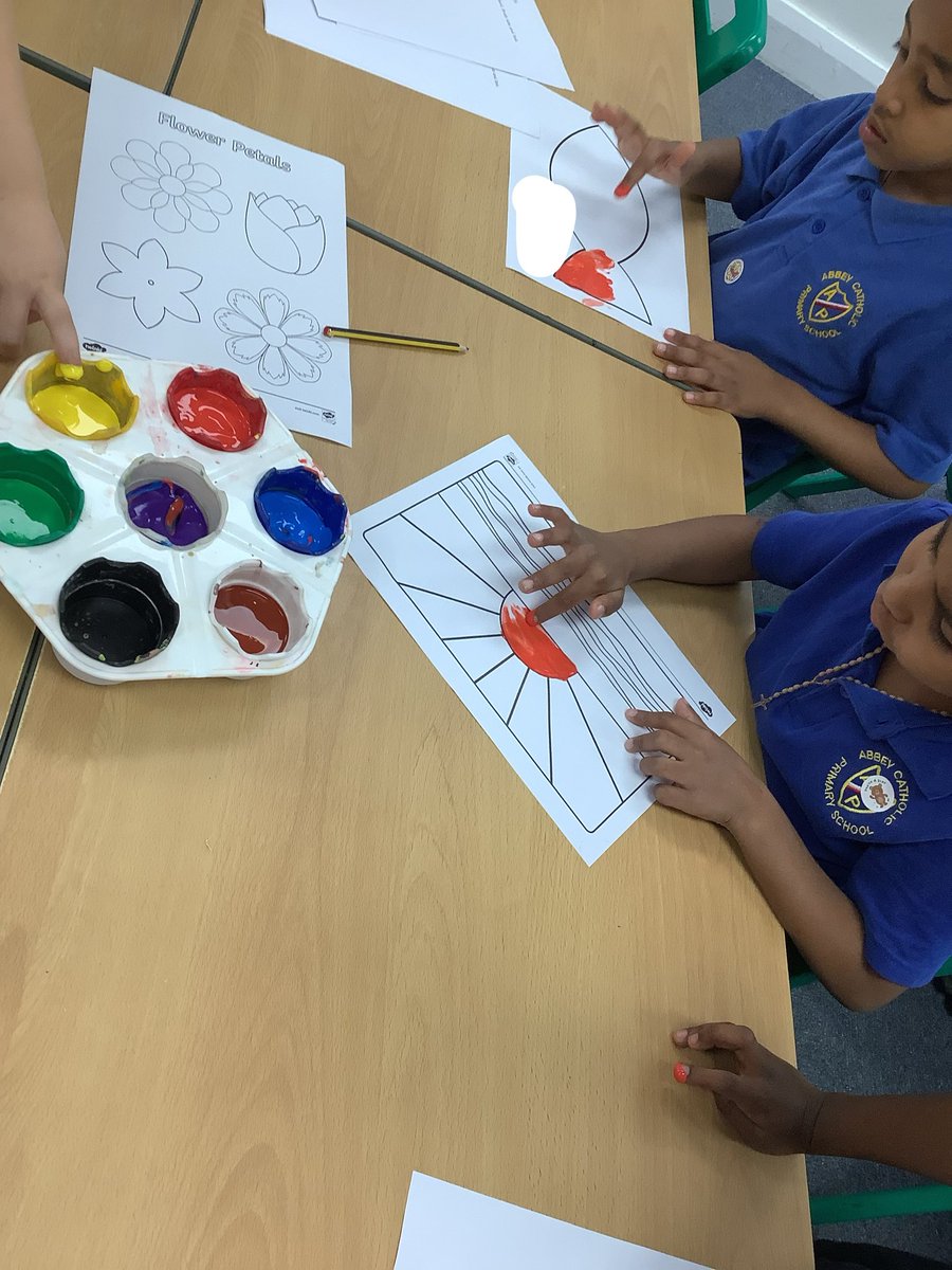 AbbeyPrimary's tweet photo. In #yr1 in #art we explored different tools to create a painting. The children used paintbrushes, fingers, sponges and cotton buds. https://t.co/pWnbZPMsfh