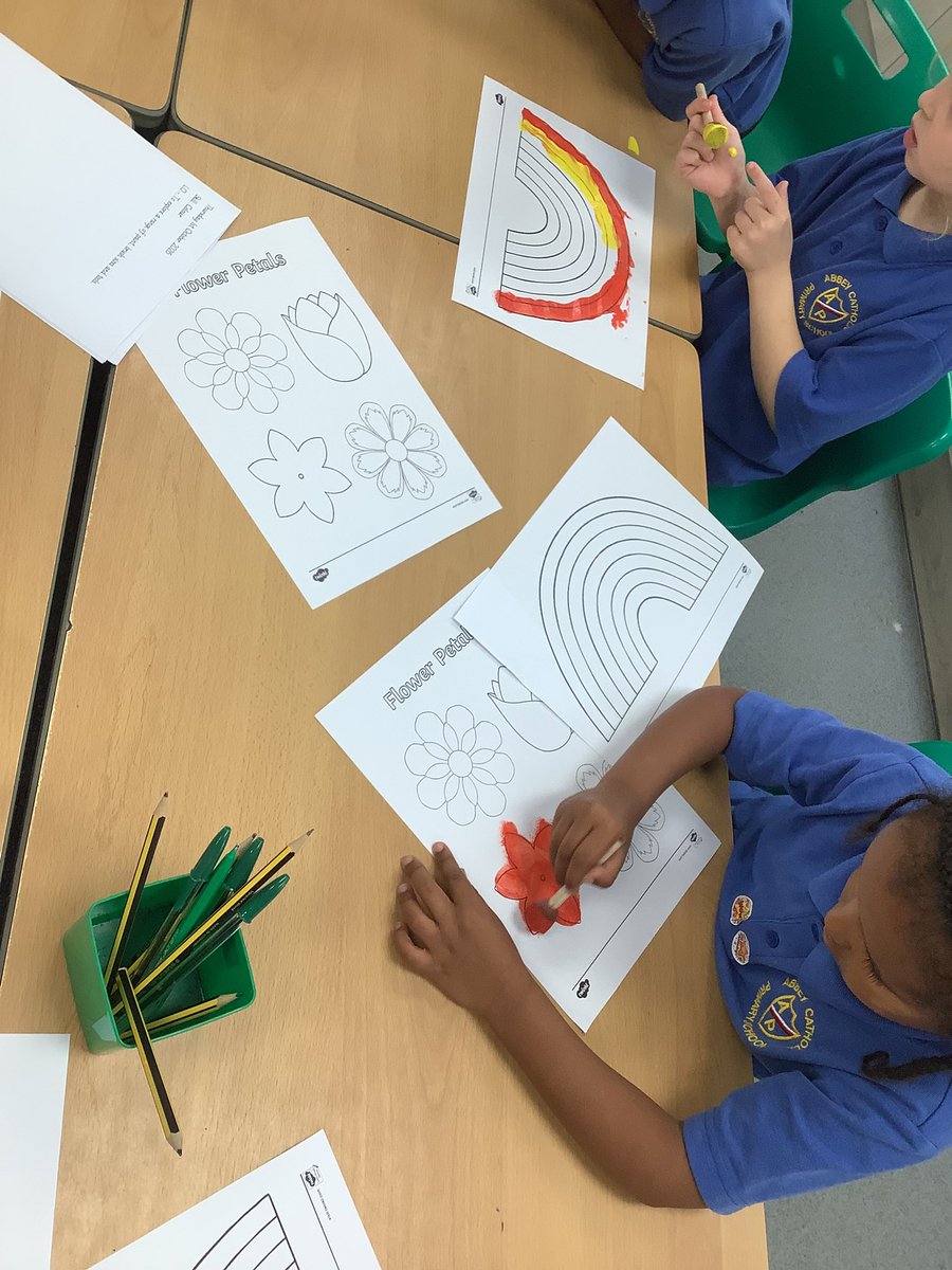 AbbeyPrimary's tweet photo. In #yr1 in #art we explored different tools to create a painting. The children used paintbrushes, fingers, sponges and cotton buds. https://t.co/pWnbZPMsfh