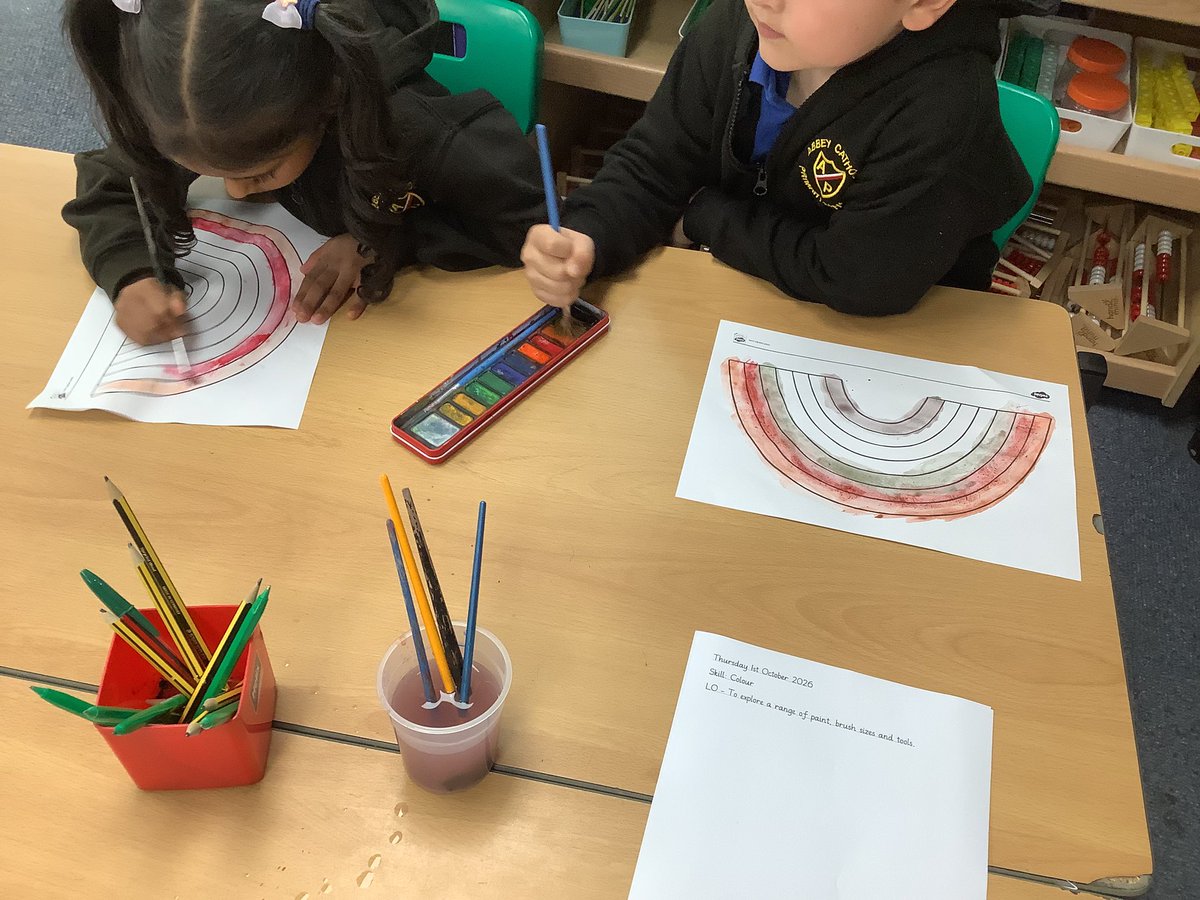 AbbeyPrimary's tweet photo. In #yr1 in #art we explored different tools to create a painting. The children used paintbrushes, fingers, sponges and cotton buds. https://t.co/pWnbZPMsfh