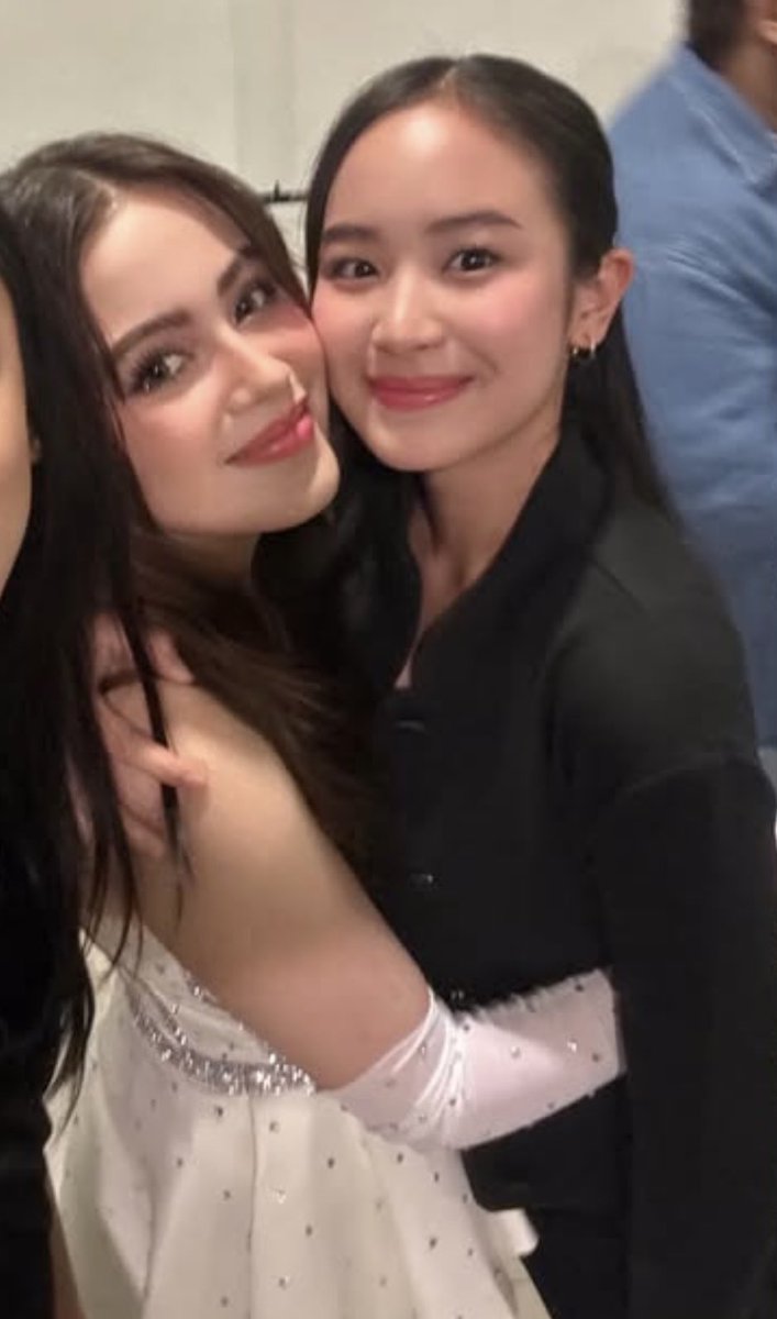 cosmicbboya's tweet photo. YUNG KAMAY NIYA SA LIKOD NI TALA??????? BAKLA BAKLA BAKLA!!!!! https://t.co/fuhOcFYevo