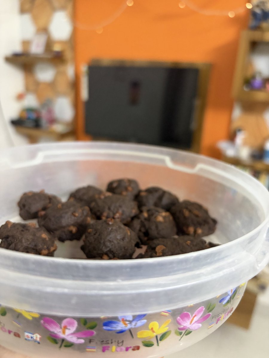 pikachuu0131's tweet photo. No sugar chocolate chocochip cookies✨✨ https://t.co/OL8zg5EmOV
