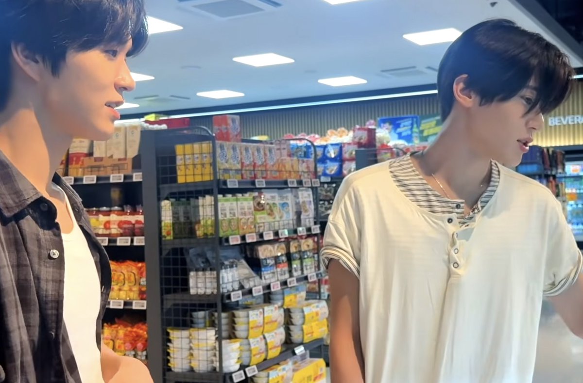 skittypp's tweet photo. พ่อกับแม่ของฉันตอนเลือกซื้อของกินเข้าบ้าน https://t.co/mb1v958vnz