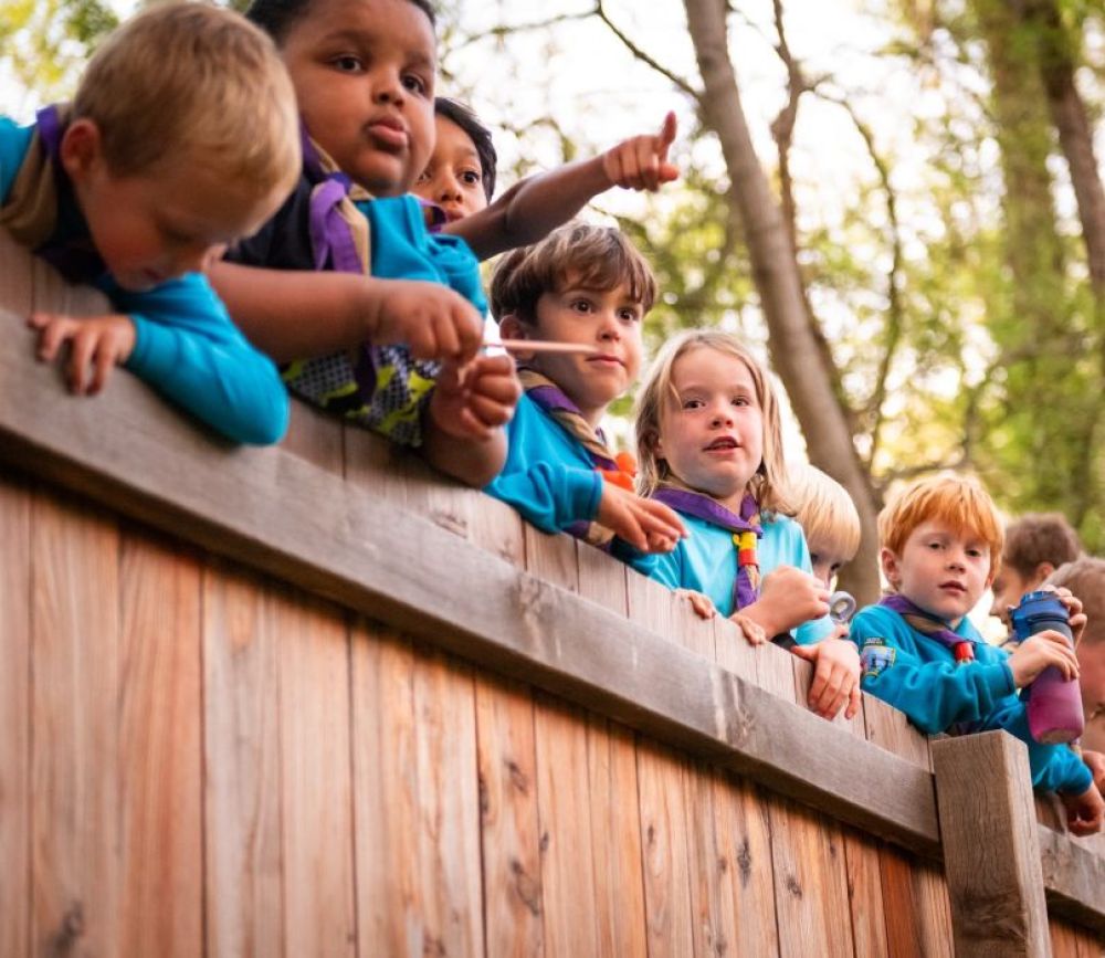 LDNDailyDigital's tweet photo. Beavers meet beavers 
Enfield's Beaver Scouts got an exclusive tour of the borough's beaver enclosure, where at least 11 beavers, including new kits, now live in what the council calls one of London's most successful reintroduction programmes.

Read the full story here: https://t.co/Qfq6QFmyQm

@EnfieldCouncil  @Forty_Hall  @LDNScouts  

#Enfield #Beavers #Rewilding