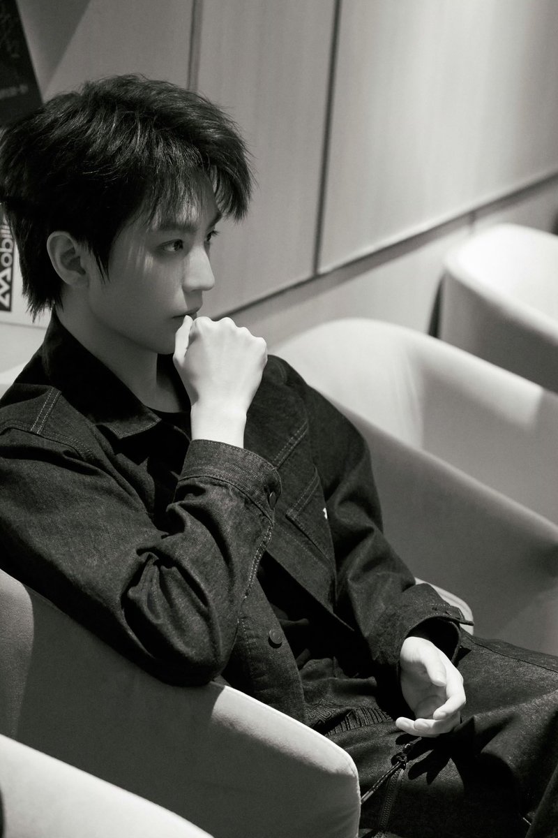 KarryOverseasFP's tweet photo. 【261001 #王俊凯 工作室微博更新 #wangjunkai studio Weibo update】

Ye has arrived in Harbin for the first stop of the roadshow! As night falls along the Songhua River, a story of traces, truth, and the pursuit of justice slowly unfolds. The light reflected through the ice reaches every corner where justice is being sought. #TracesOfJustice is now in cinemas! See you at the movies. 🎬

https://t.co/wW2LtrgaXp