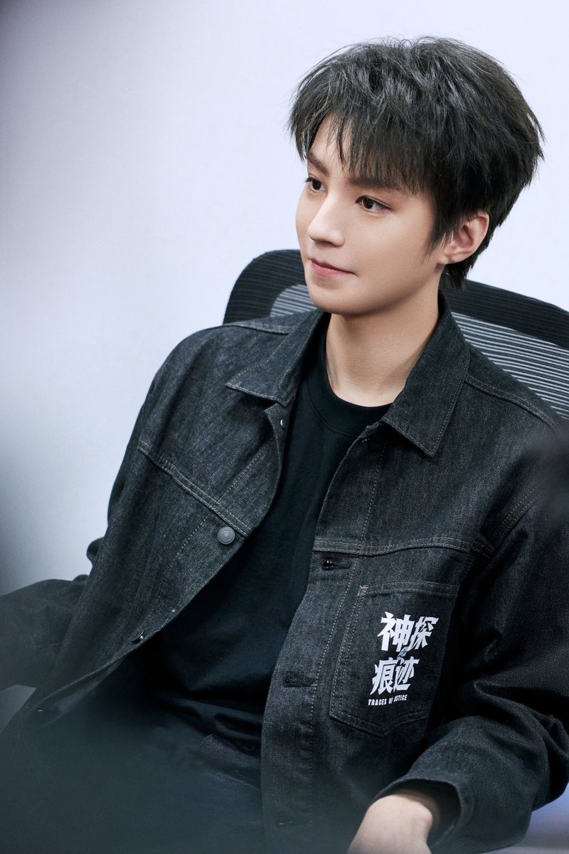 KarryOverseasFP's tweet photo. 【261001 #王俊凯 工作室微博更新 #wangjunkai studio Weibo update】

Ye has arrived in Harbin for the first stop of the roadshow! As night falls along the Songhua River, a story of traces, truth, and the pursuit of justice slowly unfolds. The light reflected through the ice reaches every corner where justice is being sought. #TracesOfJustice is now in cinemas! See you at the movies. 🎬

https://t.co/wW2LtrgaXp