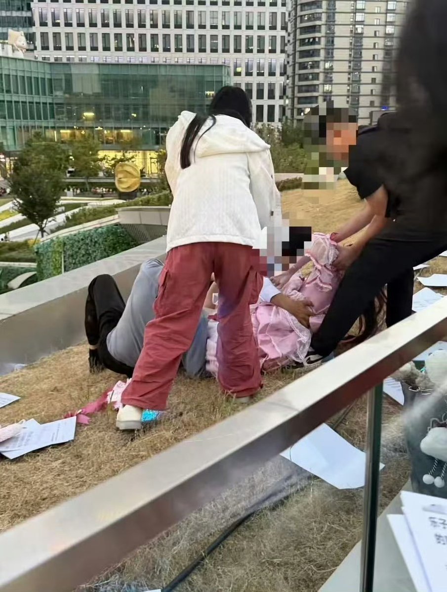foxinnesi's tweet photo. Happy National Day In China 🇨🇳
Hope a Chinese girl who almost jumped because of bully and doxxing get justice from government!
Cause CS response was '1'. 
And toxic player wish was her death.

#PapergamesCondonesCyberbullying
#PapergamesRuinsCNgaming 
#叠纸破坏中国形象 https://t.co/BJTQg74rNh