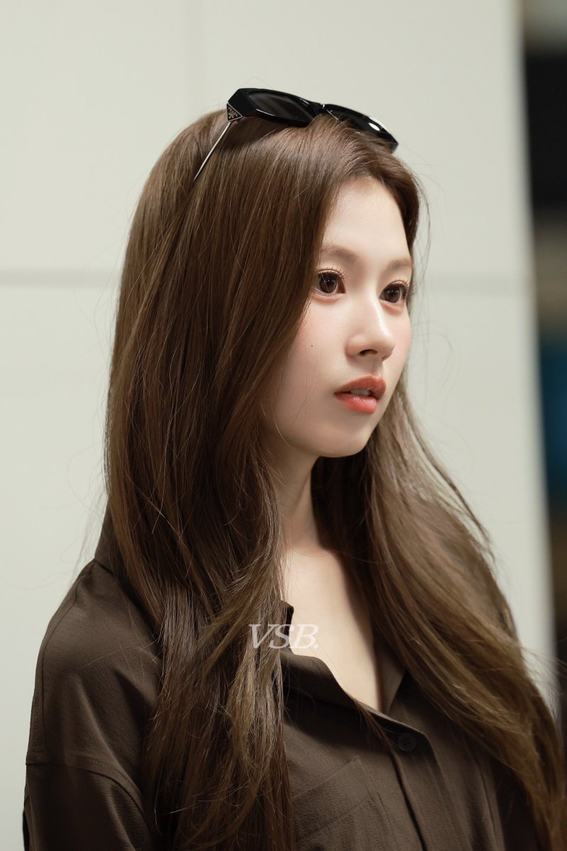 1stclassmisana's tweet photo. that cute little mole on her cheek https://t.co/5NeCCW5M83