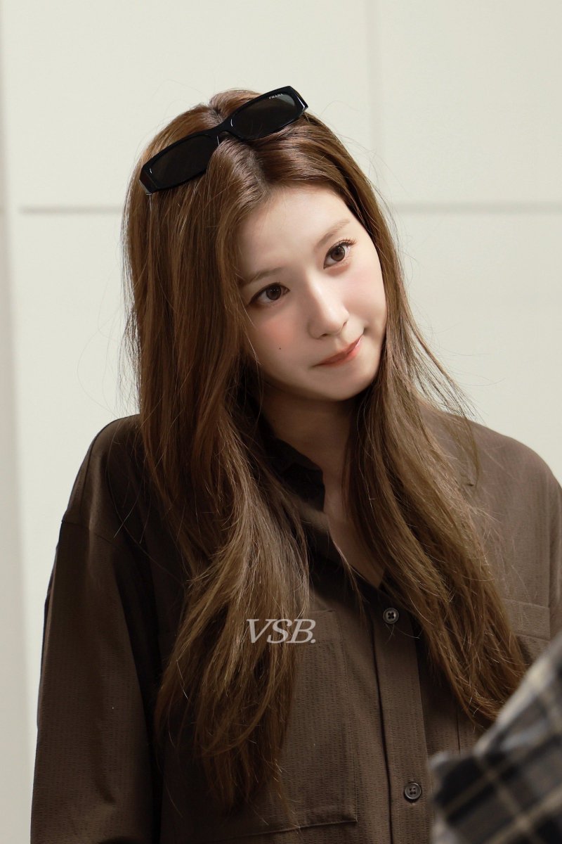 1stclassmisana's tweet photo. that cute little mole on her cheek https://t.co/5NeCCW5M83