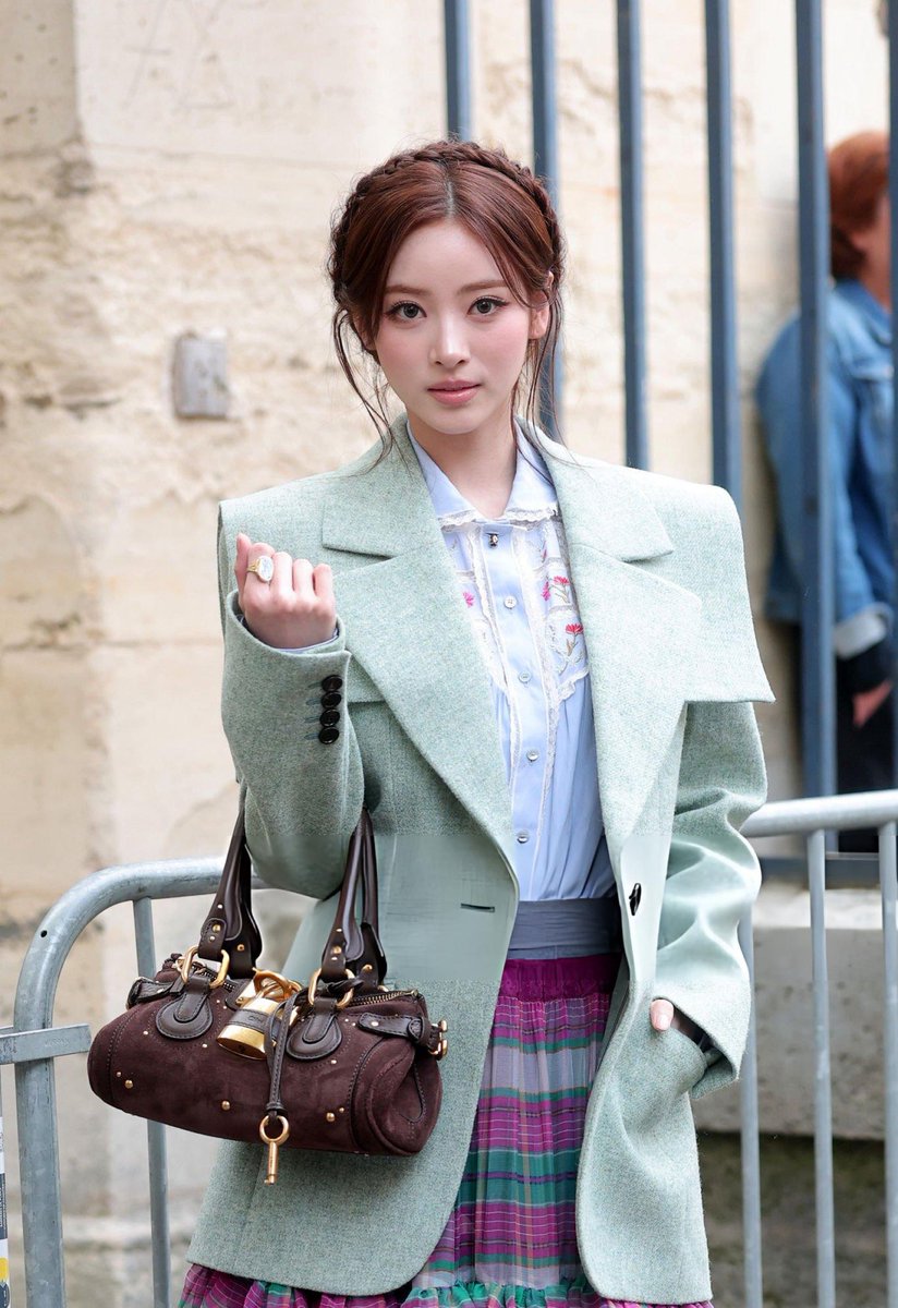meovvrated's tweet photo. 261001 ANNA AT CHLOÉ SS27

#ANNAxCHLOÉ
#ANNAxChloéSummer27
#ChloéSummer27 
#ParisFashionWeek https://t.co/2LHKvtMrNw