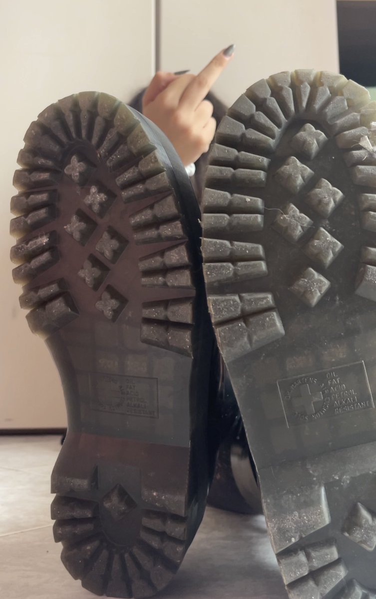 Deanoirrx's tweet photo. Lick it doggy 🐶

Do you like my doc martens?😝 https://t.co/3z1bdhZzR6