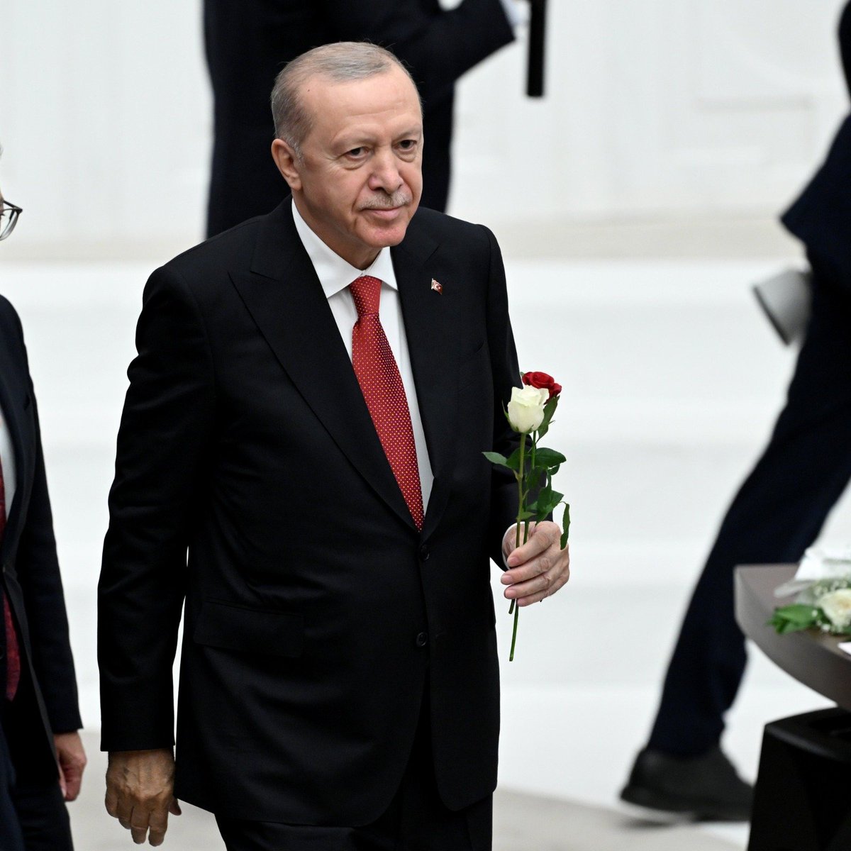 pusholder's tweet photo. Devlet Bahçeli, Cumhurbaşkanı Erdoğan'a kırmızı ve beyaz gül verdi. https://t.co/2s4p6gdOSo
