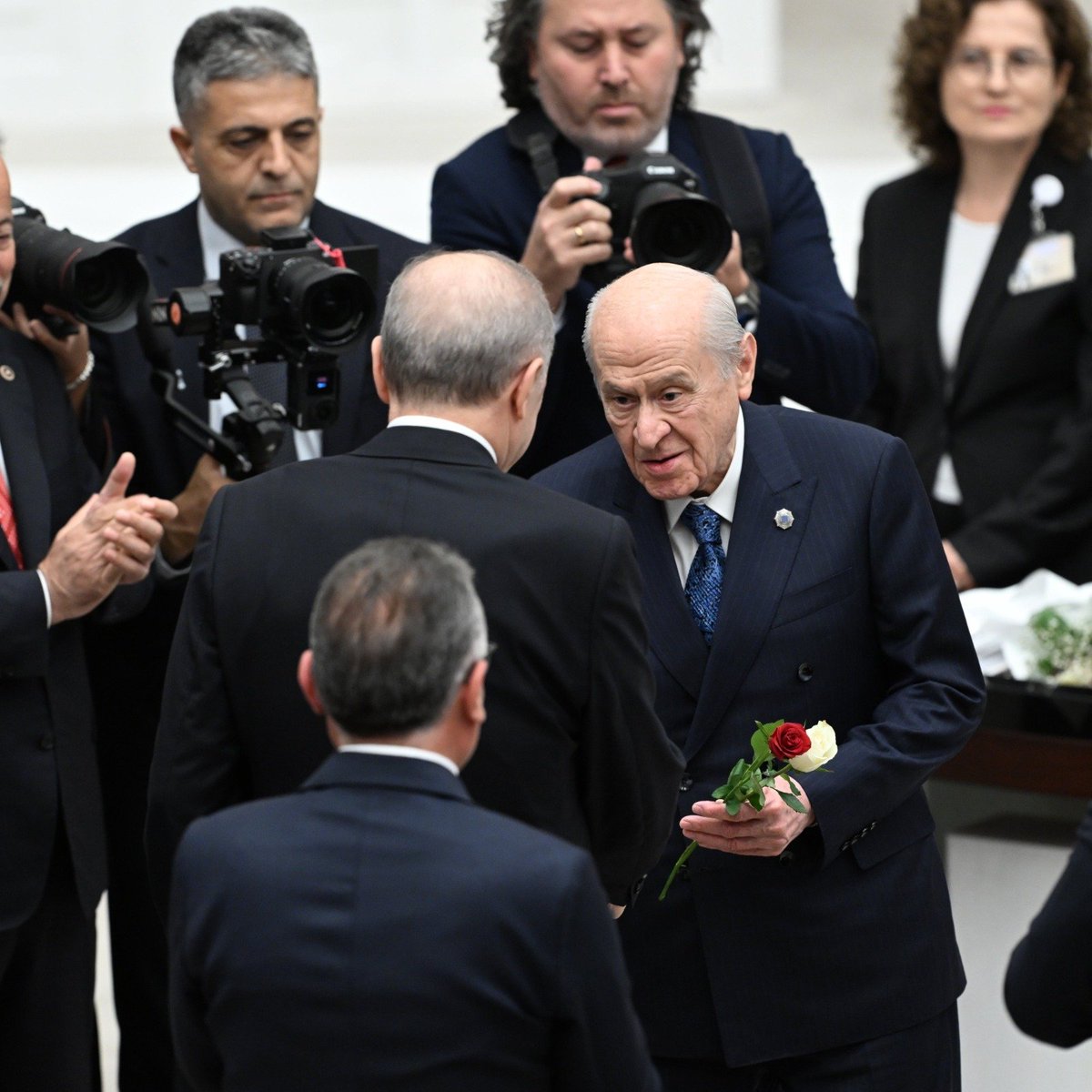 pusholder's tweet photo. Devlet Bahçeli, Cumhurbaşkanı Erdoğan'a kırmızı ve beyaz gül verdi. https://t.co/2s4p6gdOSo