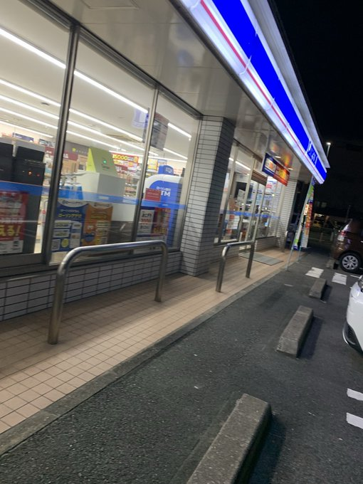 AkshayManeX's tweet photo. 那覇の小学校前のローソンなう
#冲绳 https://t.co/w7t8zsOsS1