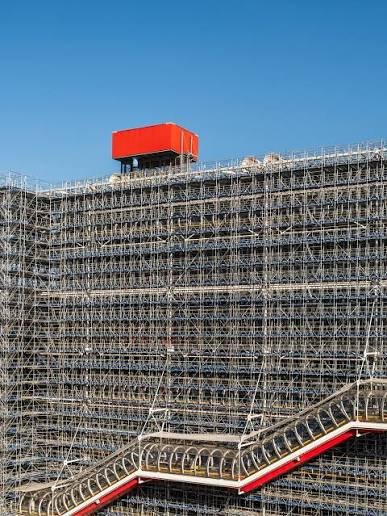 itineratur's tweet photo. El Pompidou debe de ser el único edificio del mundo al que los andamios le sientan fantásticamente. https://t.co/F04HABtOq3