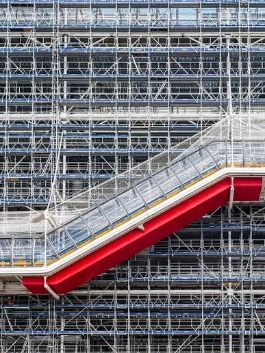 itineratur's tweet photo. El Pompidou debe de ser el único edificio del mundo al que los andamios le sientan fantásticamente. https://t.co/F04HABtOq3
