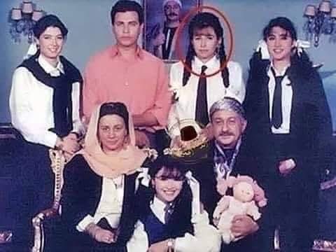 Hamada71xy's tweet photo. هل تعلم؟ 
 أن الفنانة "ناهد رشدي" التي قامت بدور "سنية" أكبر من الفنانة "عبلة كامل" التي قامت بدور والدتها في المسلسل "بحوالي 4 سنوات
الفنانة ناهد رشدي مواليد 15 سبتمبر 1956
الفنانة عبلة كامل مواليد 17 سبتمبر 1960
مش دي المشكله. 😂
ايه اللي ماسكه الحاج عبد الغفور ده😂 https://t.co/h6ABTqVWY8