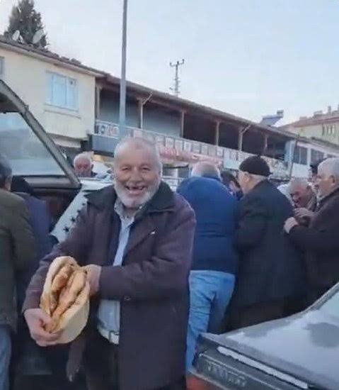 finansal_sanat's tweet photo. 1 milyon TL olayı çıkınca yavaş yavaş seslerin azaldığını görmeye başlıyoruz.

1 milyon üstü yatırım yapan binlerce insan varken hepimiz bu gemideyiz nidaları yalanmış.

Parasını alan şu şekilde uzayacak. https://t.co/0lAWx1NjWD