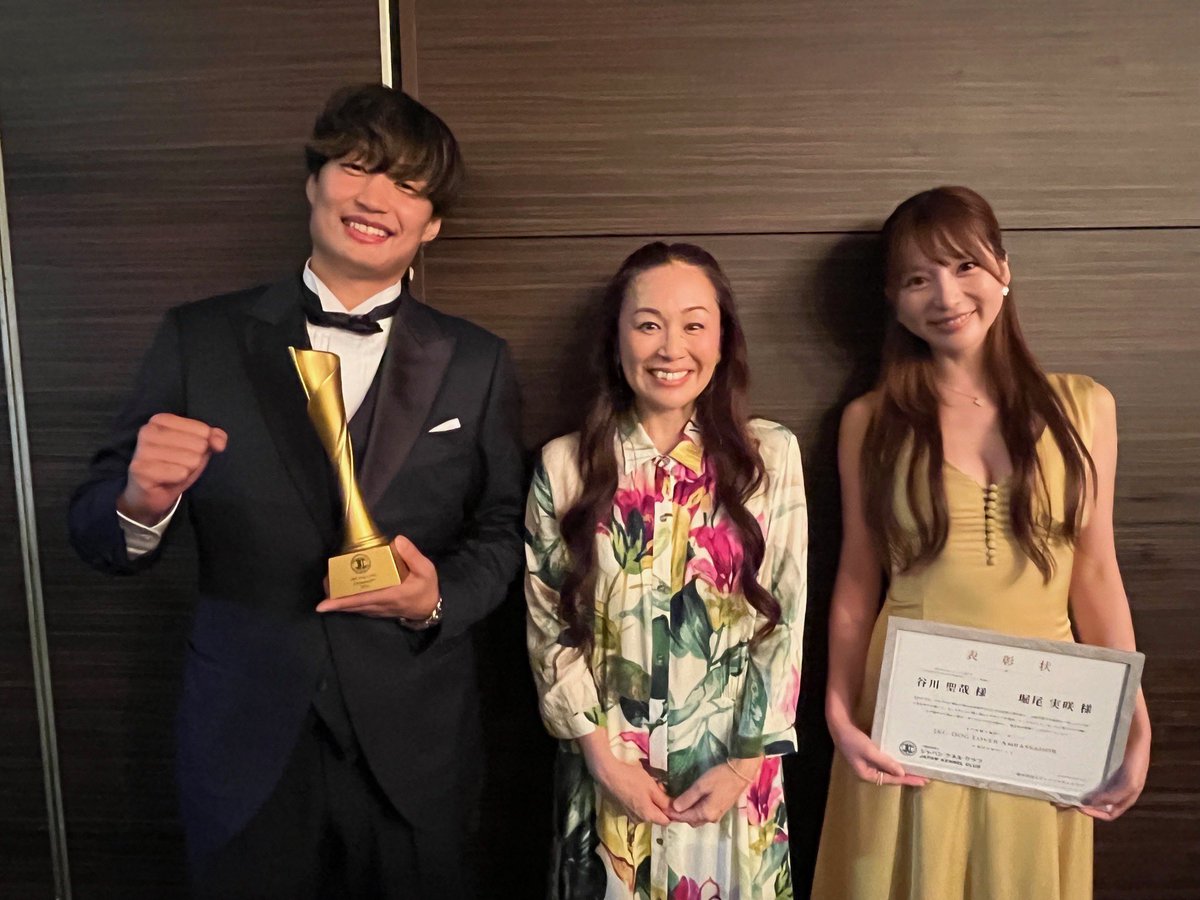 tanigawa_seiya's tweet photo. 昨日は夫婦でジャパンケネルクラブ様の新理事長就任式へ
😀😀
.
JKC DOG LOVER AMBASSADORに就任させていただきました🙇🙇
これからも愛犬普及活動に努めていきます😀
.
.
#愛犬
#DOG
#🐶 https://t.co/VrOXUTw96m