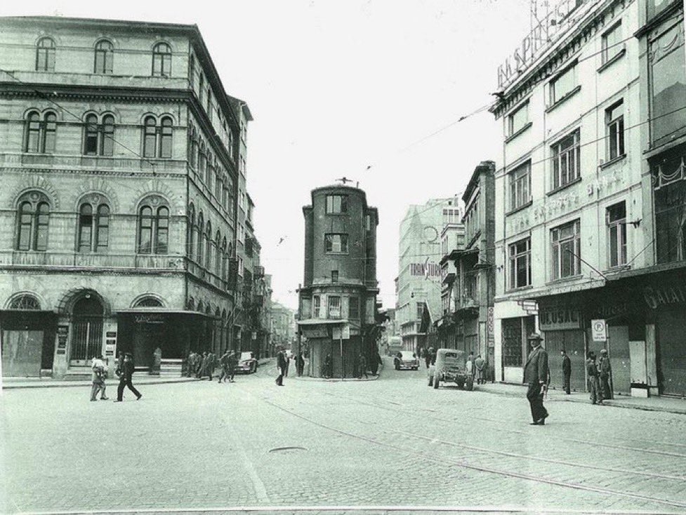 kayamerthasan_'s tweet photo. Menderes yıkımları öncesinde Perşembe Pazarı'nın Karaköy istikametinden girişi. Ortadaki binaları yıkıp geçmişler. https://t.co/OF5jhMhjT5