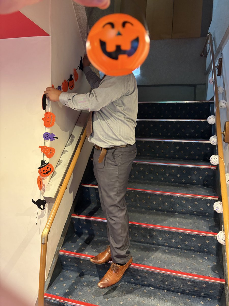 bibibi5963's tweet photo. ハロウィンの飾り付けを行なっている時の様子です！！！
遊び心たっぷりなスタッフが試行錯誤して可愛く飾り付けてます(((o(*ﾟ▽ﾟ*)o)))
#ハロウィン
#VEGAS
#甲府 https://t.co/KDsuG3uG6s
