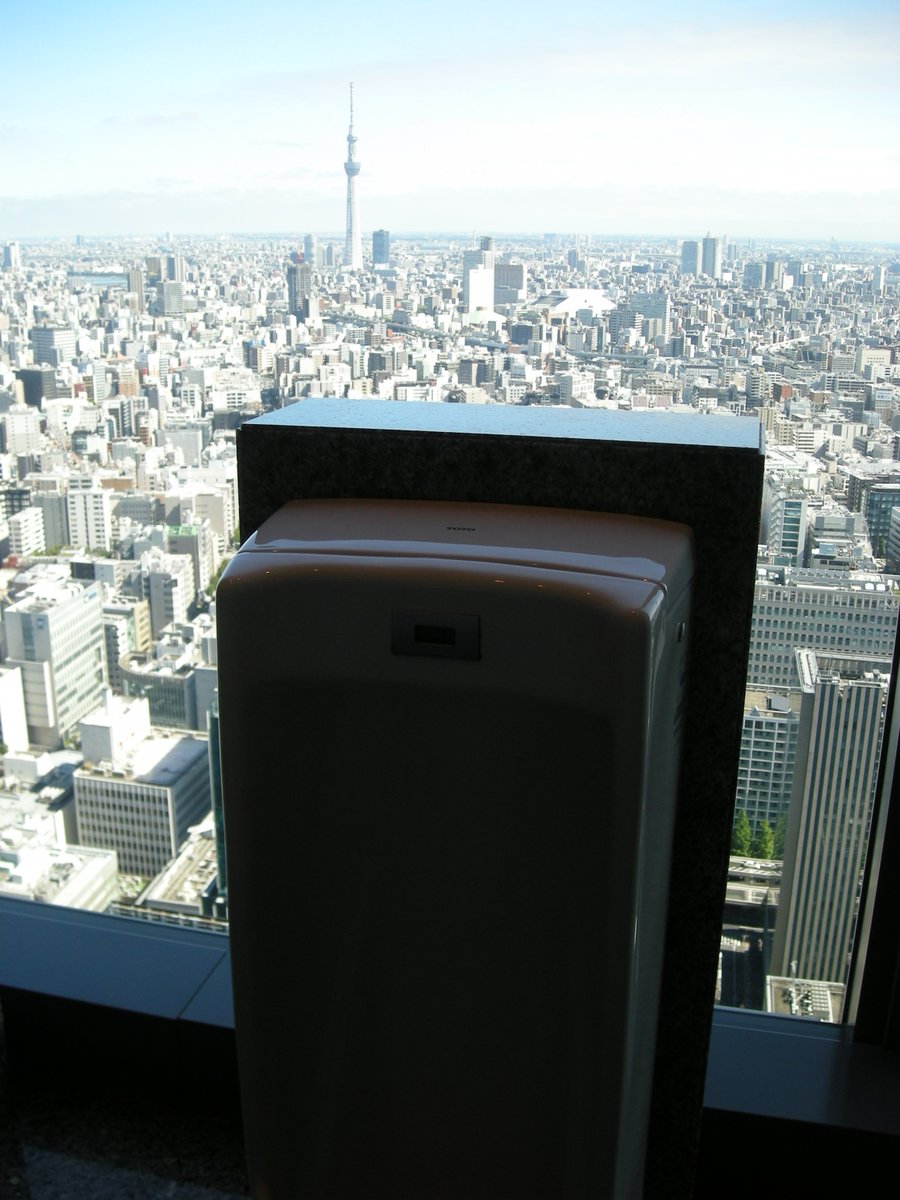 TOKYO_alook's tweet photo. 一度ここで小便をしたかったので行ってきた。
前だけを見て38階から立ち小便で気分爽快！
マンダリンオリエンタル東京さんトイレだけの利用でごめんなさいね。 https://t.co/V18CjO0upD