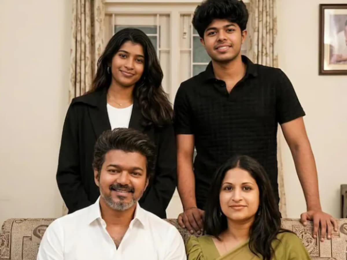 PriyaPriya67804's tweet photo. Paakavey evlo azhaga irukkuthu, ivunga thirumbavum serntha Nalla irukum, irukura oru Negativity athuvum illama poirum, God plzzz 😭🙏 https://t.co/vmfGGwEKzO