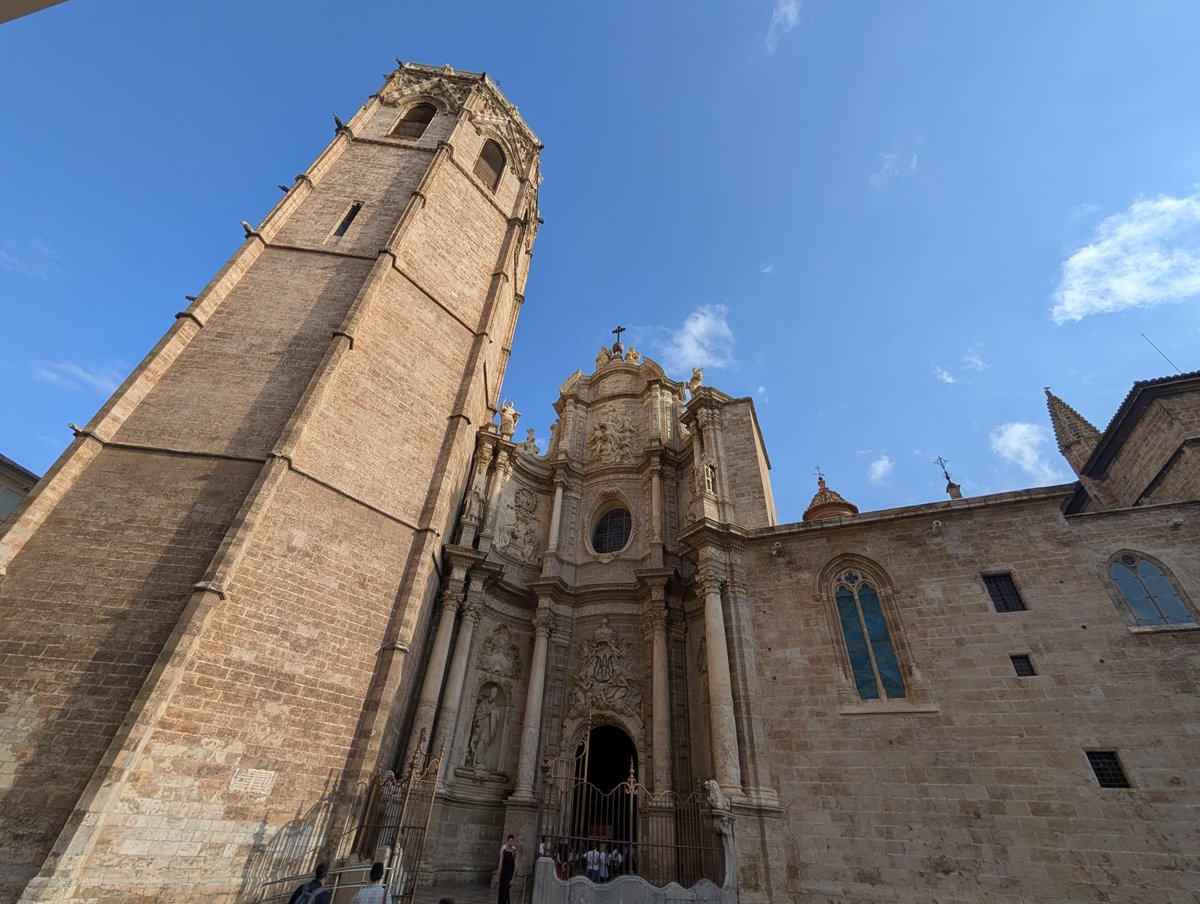 MCatedralVLC's tweet photo. ⚠️⛈️ AVISO 

Debido a la alerta roja meteorológica decretada para las 18h, la visita cultural y la subida al Miguelete finalizará a partir de las 17h, siendo el último acceso a las 16h para la Catedral y a las 16.30h aprox para la torre. https://t.co/yin7oB2Uil