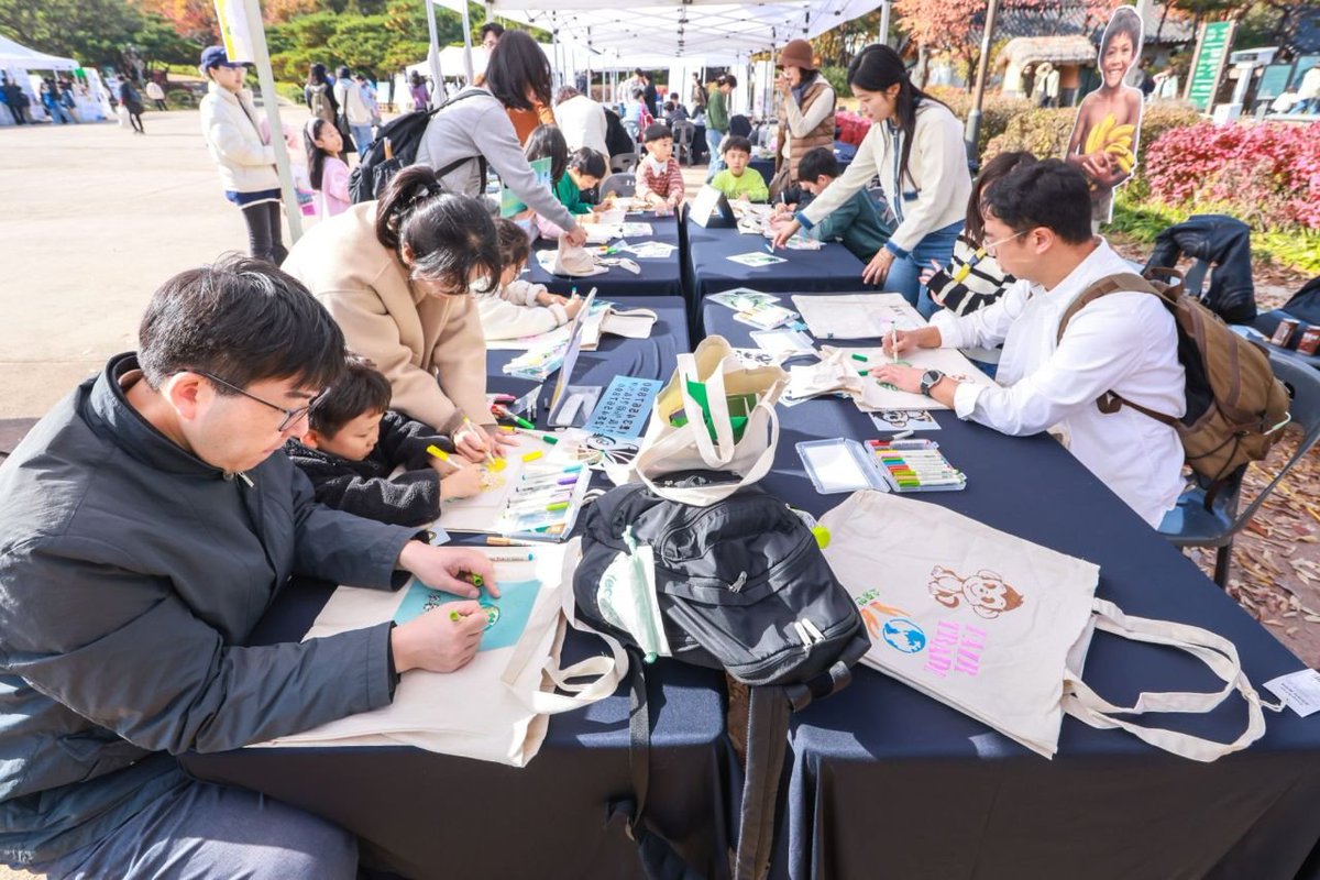 euinkorea's tweet photo. Upcoming: EU Green Day Festival🌿

🗓Saturday, 17 October 2026, 10:00 – 17:00
📍Moonlight Plaza, Banpo Hangang Park, Seoul

Join us for an exciting day of green activities along the Han River! 
#ForOurPlanet #GreenTransition #EUinKorea #주한EU대표부 #EUGreenDay2026 https://t.co/Svy5QNL4cC