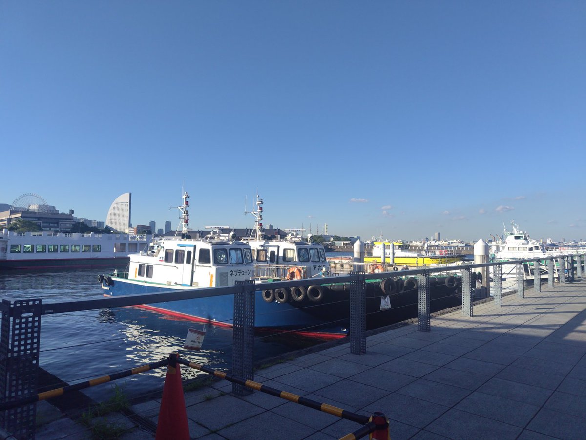 fictionaholic's tweet photo. 大さん橋〜山下公園あたりの観光も。港が神戸の10倍大きい。海のにおいは、しない。 https://t.co/FTtnz0fTUV