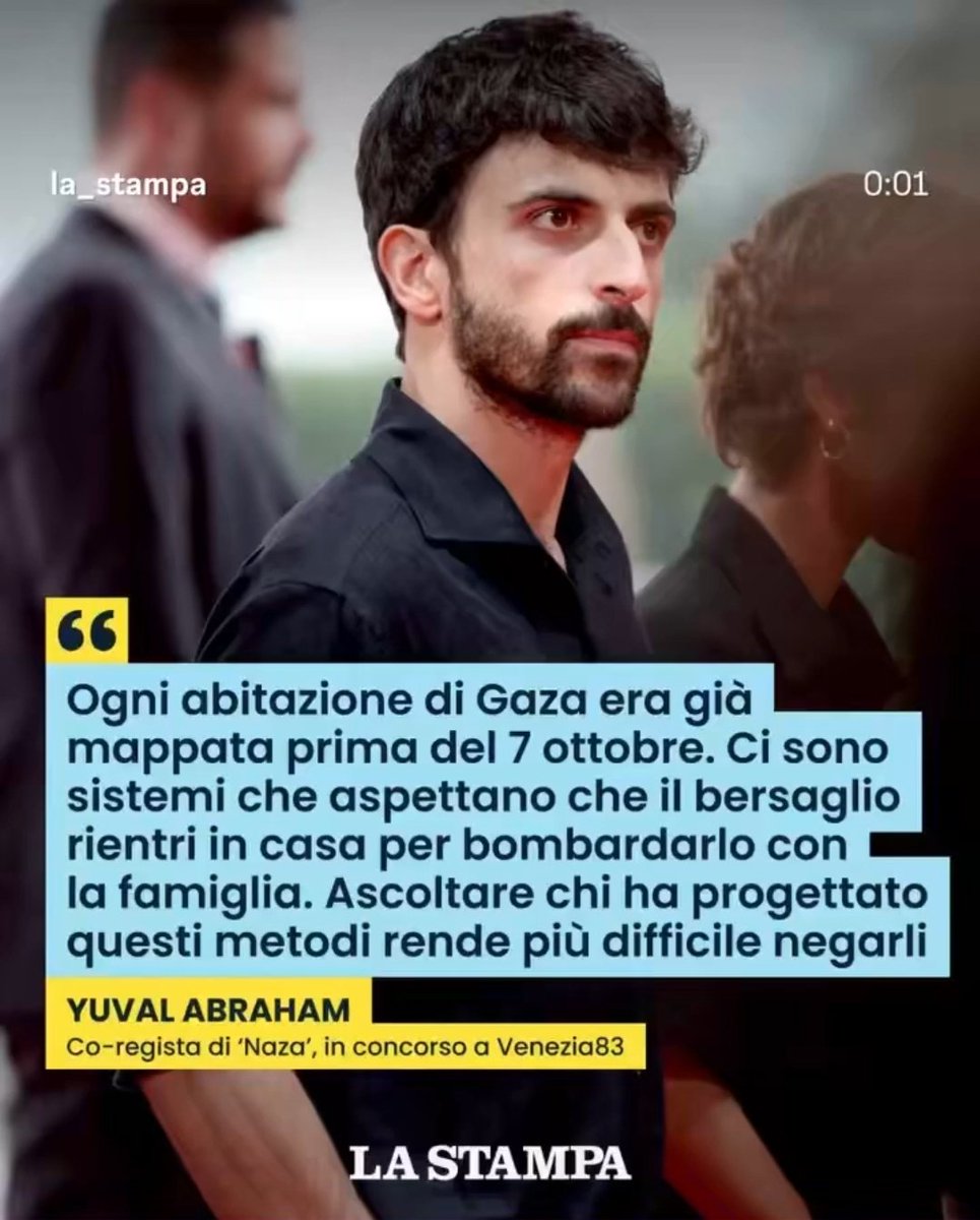 Giorgioaki's tweet photo. Naza sbanca i cinema. Israele attacca il film, ma gli italiani fanno la fila per vederlo

451.872 euro in un solo giorno, oltre 60mila spettatori, primo posto al box office. Prima ancora, 25 minuti di applausi a Venezia e un premio della giuria. Mentre Benjamin Netanyahu parla di «incitamento antisemita» e l’esercito israeliano minaccia indagini, azioni legali e perfino la caccia al “materiale classificato”, gli italiani fanno la cosa più semplice e più devastante: vanno al cinema a vedere NAZA. Israele combatte il film. Il pubblico, invece, vuole la verità.

Lunedì 28 settembre 60.467 persone sono entrate nelle sale italiane per vedere il documentario di Yuval Abraham e Rachel Szor. In un solo giorno NAZA ha incassato 451.872 euro, superando Avengers: Endgame Extra, fermo a 179.612 euro. Un documentario su Gaza ha incassato più di due volte e mezzo uno dei titoli più noti del cinema mondiale. Doveva restare in sala tre giorni. Il successo lo ha costretto a restare.

Questo dato distrugge una narrazione ripetuta per mesi: non è vero che gli italiani sono stanchi di Gaza. Non è vero che non vogliono sapere. Non è vero che preferiscono distrarsi. Quando hanno avuto la possibilità di vedere un film che racconta dall’interno ciò che è accaduto, decine di migliaia di persone hanno comprato un biglietto. Esiste un pubblico enorme che vuole guardare, ascoltare, capire.

E c’è un fatto che rende NAZA impossibile da liquidare come propaganda: il film è stato realizzato da due israeliani. Non da Hamas. Non dall’Iran. Non da attivisti palestinesi. Da due cittadini israeliani che hanno raccolto le testimonianze di 24 membri ed ex membri degli apparati militari e d’intelligence del loro stesso Paese. A parlare non sono solo le vittime: sono persone che hanno lavorato dentro la macchina militare che ha devastato Gaza.

Prima dell’arrivo nelle sale italiane, NAZA aveva già fatto tremare i palazzi del potere: 25 minuti di applausi a Venezia, record dell’edizione, Premio speciale della giuria. Yuval Abraham lo ha spiegato con una frase che da sola basta a capire tutto: «Il muro di negazione davanti al massacro di civili di Gaza nella nostra società è talmente spesso». Il film nasce per romperlo.

La reazione israeliana è stata feroce. Il capo di Stato maggiore Eyal Zamir ha parlato di «calunnie» e «false accuse», definendo NAZA «un tentativo deliberato di minare la legittimità dell’IDF». Non si è fermato alle parole: ha creato un gruppo multidisciplinare per studiare come colpire il film, ha ordinato verifiche sul materiale utilizzato, ha incaricato i vertici legali di valutare azioni giudiziarie contro i registi e contro chi ha collaborato. L’IDF ha dichiarato che userà «ogni strumento a loro disposizione» per proteggere la reputazione dell’esercito.

Netanyahu ha attaccato personalmente il film: «È scioccante». «Incitamento antisemita». Il ministro della Cultura Miki Zohar ha parlato di «tradimento contro lo Stato» e ha chiesto di verificare se fosse possibile revocare la cittadinanza ai registi. Itamar Ben-Gvir li ha invitati a lasciare Israele. Non è una polemica cinematografica: è il governo israeliano che reagisce come se NAZA fosse una minaccia nazionale.

E poi arriva l’Italia. Arriva il pubblico. Arriva la fila davanti ai cinema. Arriva il primo posto al box office. Arriva la programmazione prolungata.

Ed è qui che il successo italiano diventa politico. Dimostra che decine di migliaia di persone vogliono conoscere ciò che è accaduto a Gaza. Dimostra che la narrazione secondo cui “la gente non vuole più sentir parlare della Palestina” è falsa. Dimostra che quando un film rompe il silenzio, il pubblico risponde.

[...] NAZA ha battuto Avengers al botteghino. Ma il punto non è il record. Il punto è che un documentario su Gaza, attaccato con violenza dalle autorità israeliane, è diventato il film più visto in Italia nel giorno del suo debutto.

Le testimonianze ormai esistono. Sono un film. 

Paolo Consiglio