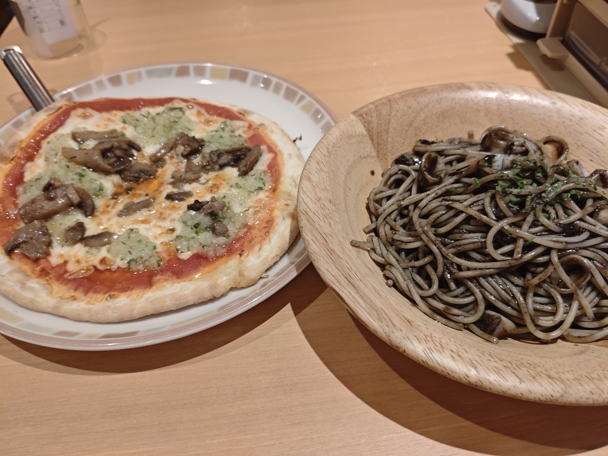 nanaraaaaaaa's tweet photo. 野菜ときのこのピザとイカ墨パスタ大好き🫶 https://t.co/cXfCJcq2ay