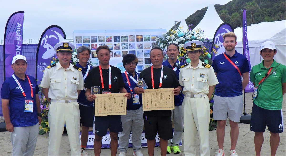 JCG_4th_RCGH's tweet photo. 【人命救助のヒーローに感謝状を贈呈】
#鳥羽海上保安部 は、9月23日未明に発生した釣り人の海中転落事故で、人命救助に貢献した #アジア競技大会 #愛知名古屋2026 サーフィン競技の支援スタッフお二人に感謝状を贈呈しました。
暗い海で一刻を争う中、お二人の活躍で大切な人命が救われました！ https://t.co/6g95l9875d