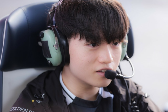 jhinmayusis's tweet photo. [ENG] naver esports’ interview with keria after winning the asian games semi-finals, headlined [AG 2026] “my body remembers how to play with Gumayusi” — keria promises a strong result. source: https://t.co/UsTMibNBaW. 🩷 https://t.co/cy7uGc7T6v