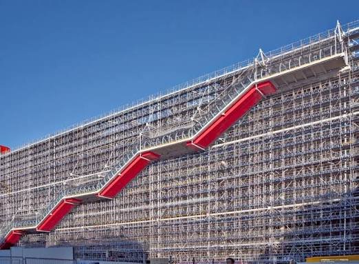 itineratur's tweet photo. El Pompidou debe de ser el único edificio del mundo al que los andamios le sientan fantásticamente. https://t.co/F04HABtOq3