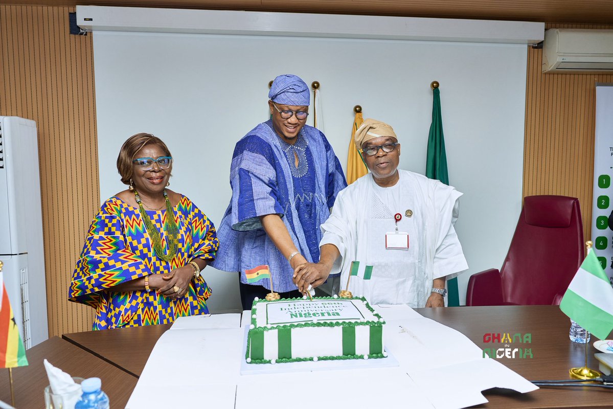 sadiqabdulaiabu's tweet photo. On Nigeria’s 66th Independence Anniversary, I led a team from the Ghana High Commission to present Hon. Sola Enikanolaiye, Minister of State for Foreign Affairs, with an anniversary cake &amp; a Black Stars jersey autographed by Africa’s most accomplished captain @ASAMOAH_GYAN3 https://t.co/yuaTfDmYD8