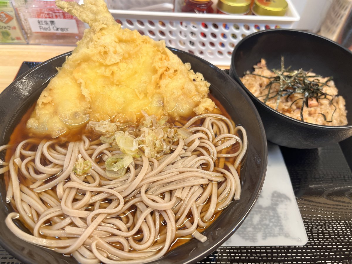 akibaru2022's tweet photo. 秋葉原のほど近くにオープンした「岩本町そば」。十割蕎麦が450円から食べられるお店で、個人的お気に入りは大きくて分厚いアジフライ(200円）。立ち食いそば店にしては珍しい「いか飯」も美味しくてお気に入り。今だけオープン価格といいながら、まだ同じ価格でした。手書きメニューも含めて大好き… https://t.co/XvGWgZcjN4