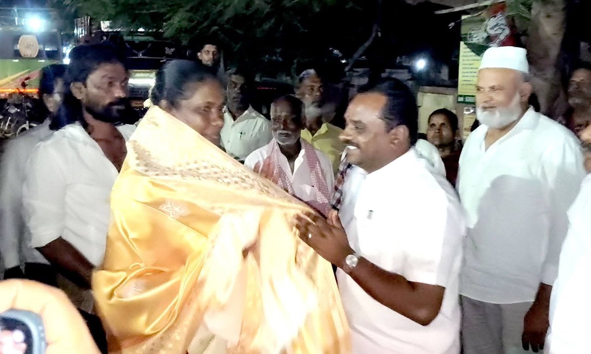 KarurKamalOffl's tweet photo. தாராபுரம் தெற்கு ஒன்றியத்தில் எனது பொறுப்பில் உள்ள அலங்கியம் ஊராட்சி பகுதியில் மக்களிடம் கழக வெற்றி வேட்பாளர் திருமதி.#K_பானுமதி அவர்களை ஆதரித்து இரட்டை இலை  சின்னத்திற்கு வாக்குகள் கேட்டு, கழக கொள்கை பரப்பு இணைச்செயலாளர், சகோதரி திருமதி @Kaliyammal_off  அவர்களுடன் அப்பகுதி பொதுமக்களிடம் பிரச்சாரம் செய்தேன் உடன் ஒன்றிய பொறுப்பாளர் திரு.கோவிந்தராஜ் உள்ளார் .
@EPSTamilNadu
@AIADMKOfficial
@AIADMKITWINGOFL

 #TVKFails #Dharapuram #TVKFails #EPS  #KarurDistrict #Tharapuram #EPSTamilNadu