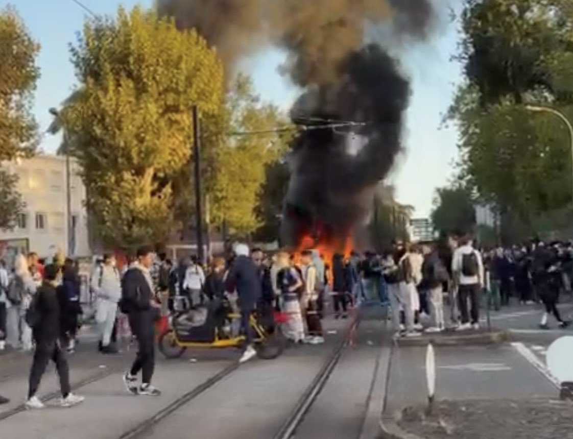 LGarnier44's tweet photo. Ce n’est pas une « mobilisation étudiante ». Ce sont des délinquants qui saccagent leurs lycées avec le soutien irresponsable de la gauche et de l’extrême gauche #Nantes 
Instrumentalisation honteuse d’une gauche qui a perdu sa boussole républicaine. https://t.co/pkMWtlI60R