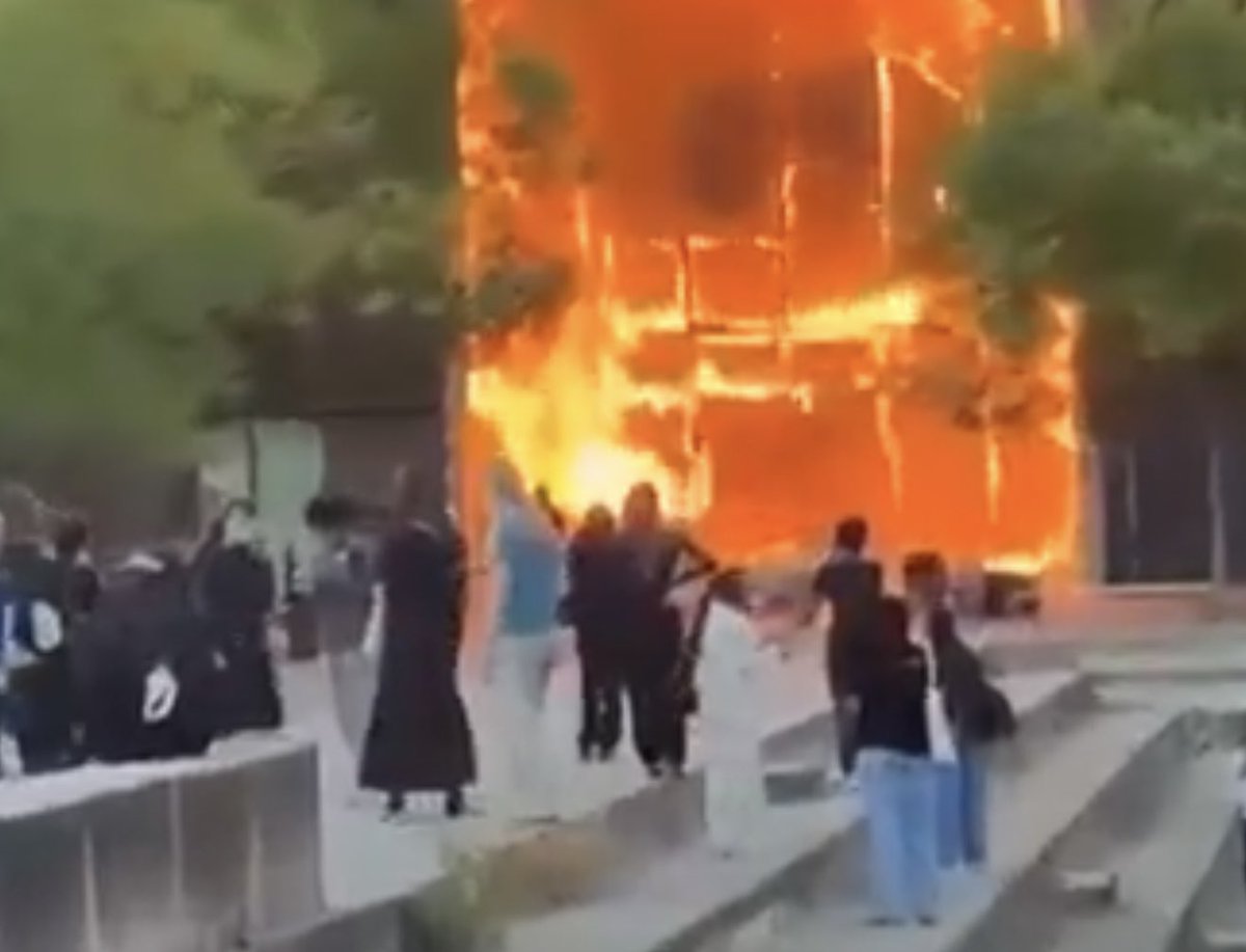 LGarnier44's tweet photo. Ce n’est pas une « mobilisation étudiante ». Ce sont des délinquants qui saccagent leurs lycées avec le soutien irresponsable de la gauche et de l’extrême gauche #Nantes 
Instrumentalisation honteuse d’une gauche qui a perdu sa boussole républicaine. https://t.co/pkMWtlI60R